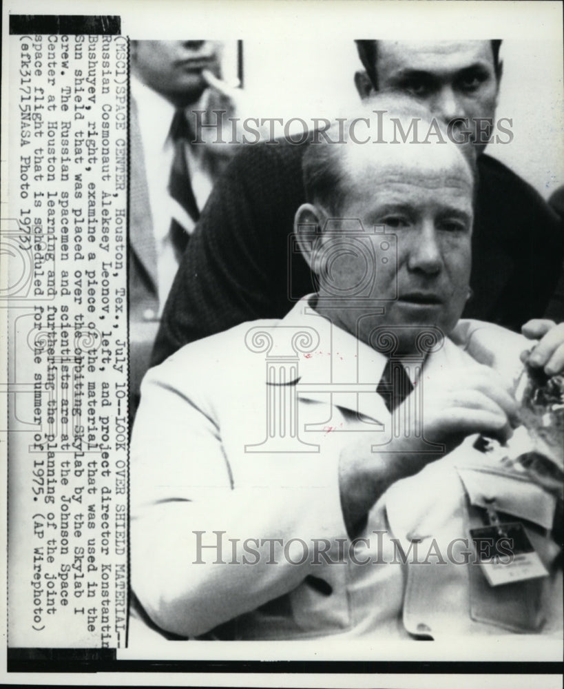 1973 Press Photo Cosmonaut Aleksey Leonov examines material for Sun shield-Historic Images