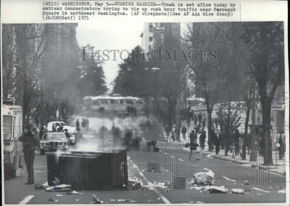 1971 Press Photo Antiwar demonstrators trying to tie up rush hour traffic - Historic Images