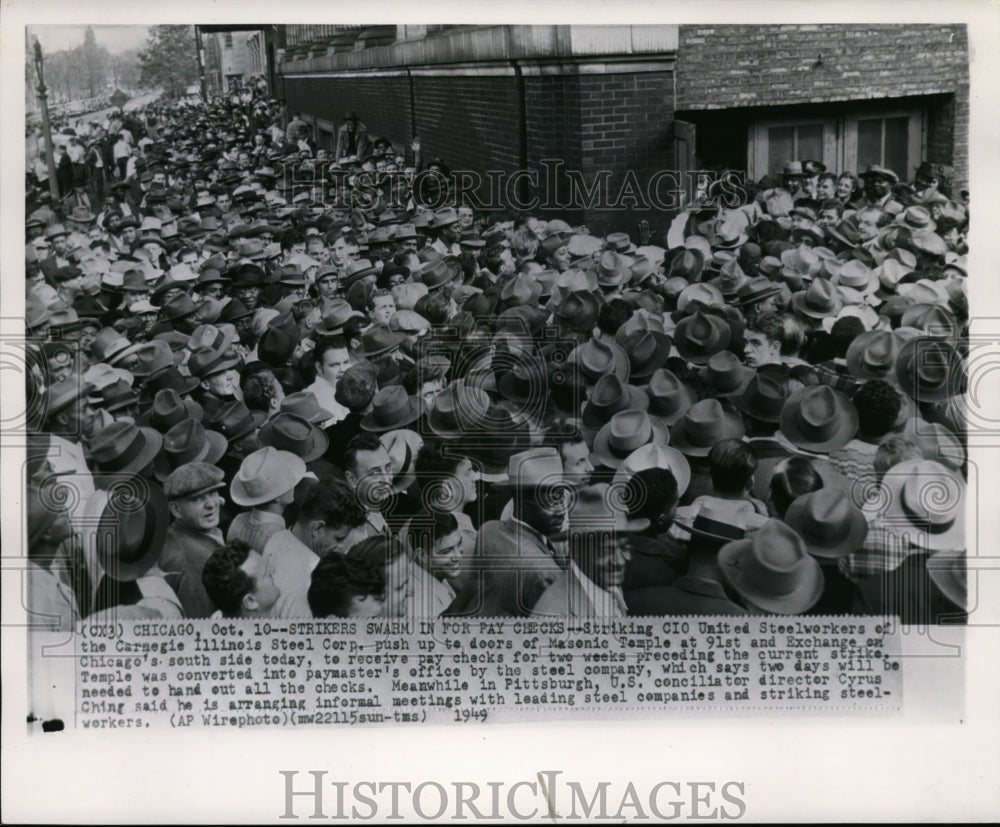 1949 Press Photo Steel Workers Strikers&#39; Jammed to Receive Pay Checks-Historic Images