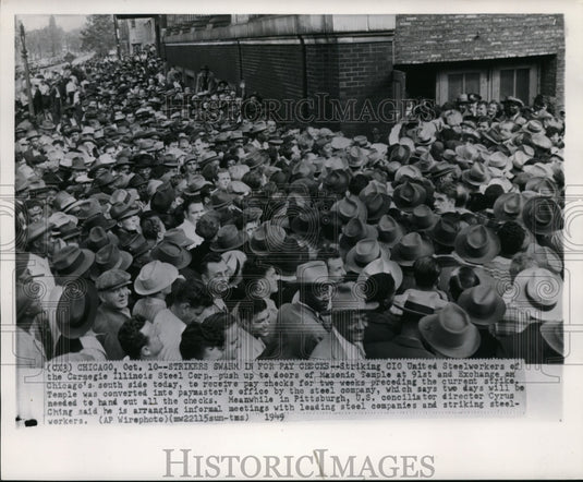 1949 Press Photo Steel Workers Strikers' Jammed to Receive Pay Checks-Historic Images
