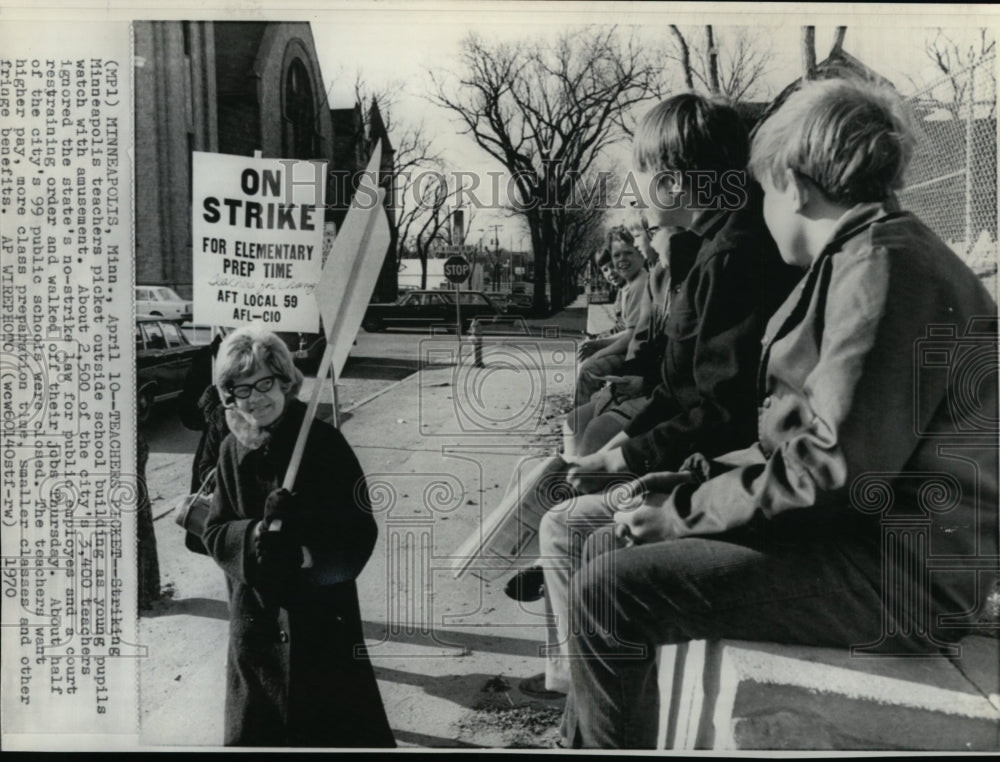 1970 Press Photo Striking Minneapolis teachers picket outside school building- Historic Images
