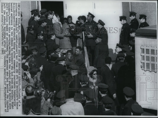 1968 Press Photo Barred teachers tried to enter Ocean Hill-Brownsville district-Historic Images