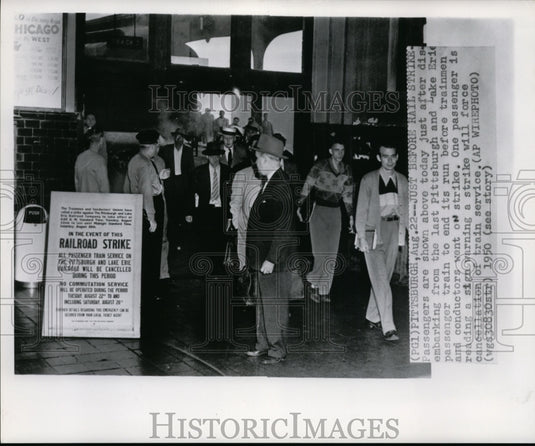 1950 Press Photo Passengers leaving as trainmen went on strike in Pittsburgh - Historic Images