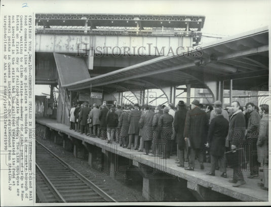 1970 Press Photo Long Island Rail Road commuters stalled due to strike-Historic Images