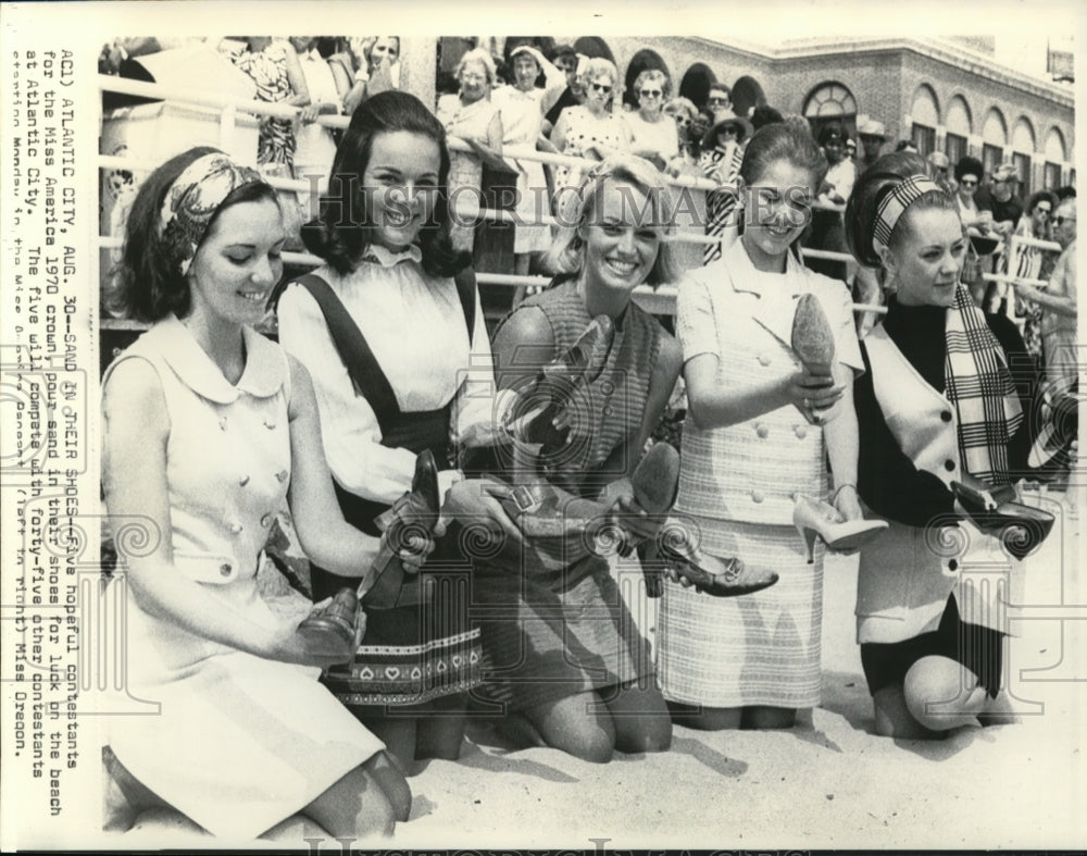 1969 Press Photo Aspiring Miss America Beauty Contestants Pose For Photographer - Historic Images