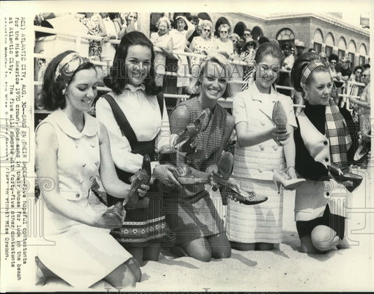 1969 Press Photo Aspiring Miss America Beauty Contestants Pose For Photographer - Historic Images