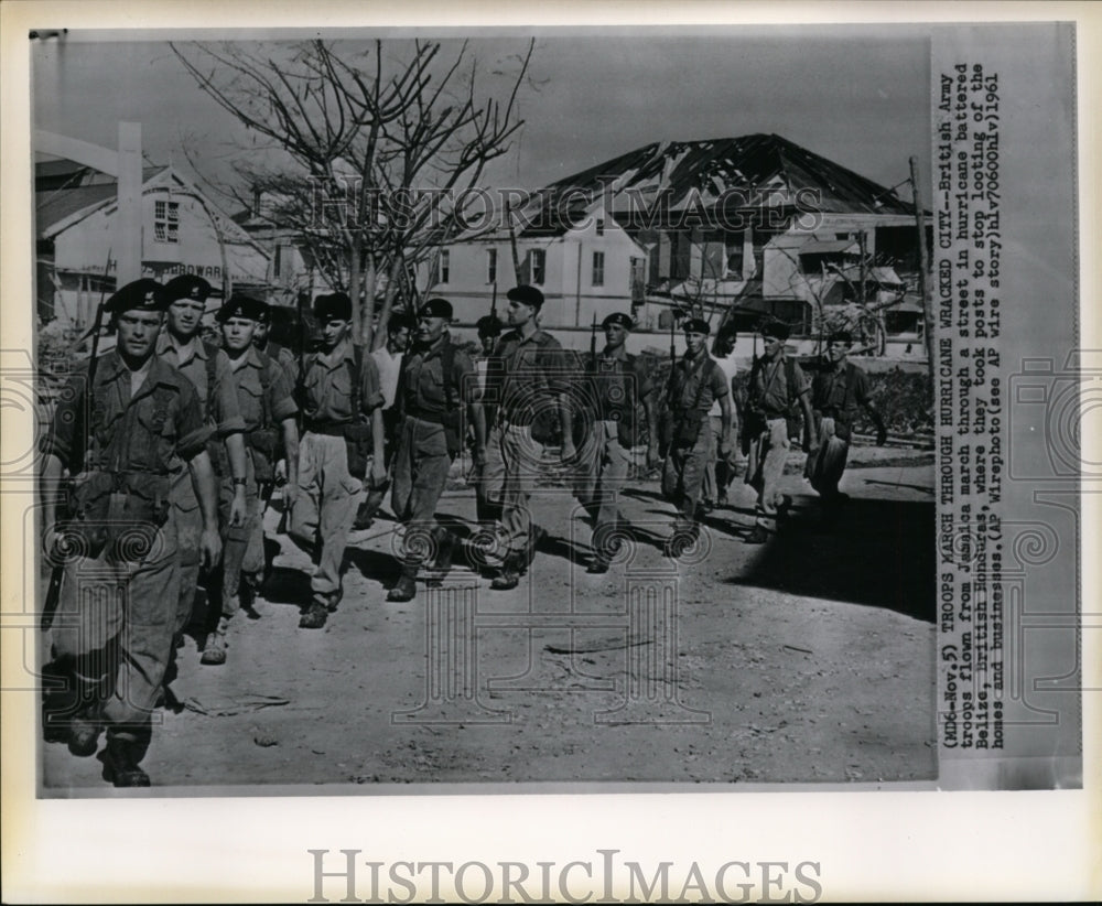 1961 Press Photo British Army troops flown from Jamaica march through a street - Historic Images