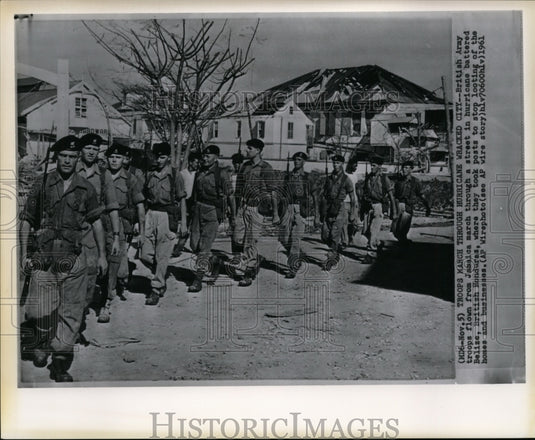 1961 Press Photo British Army troops flown from Jamaica march through a street - Historic Images