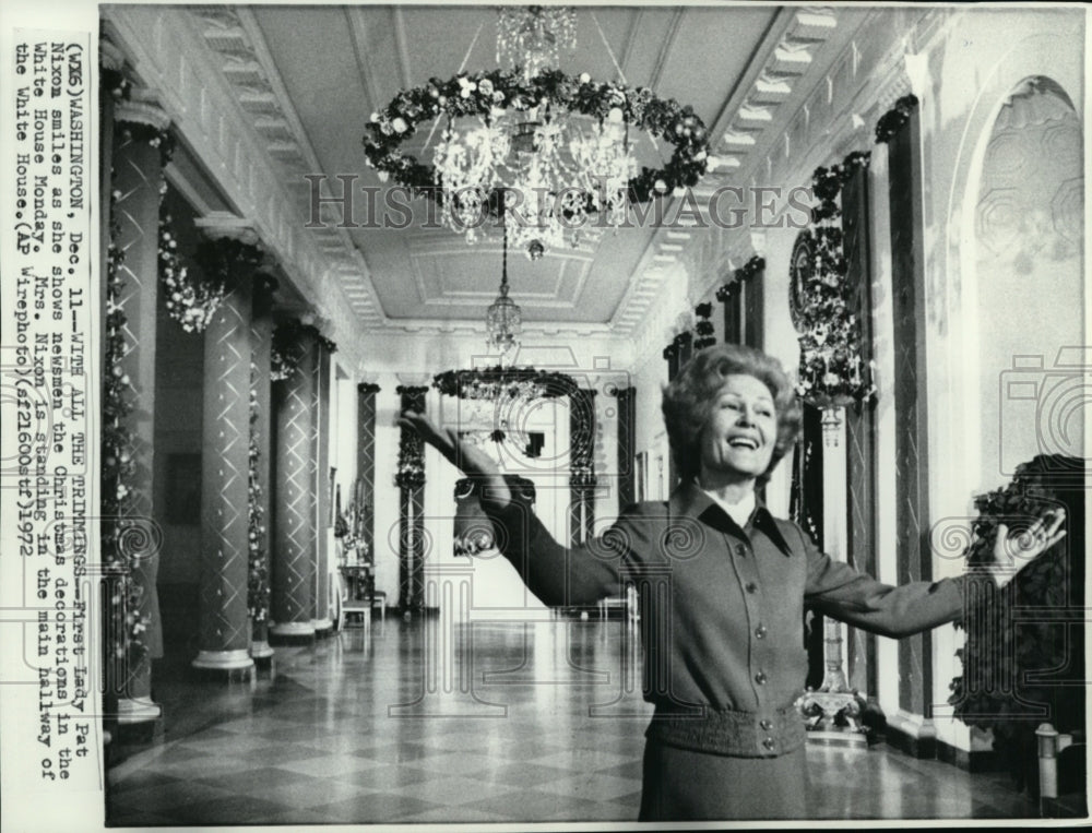 1972 Press Photo First Lady Pat Nixon smiles to newsmen in White House-Historic Images