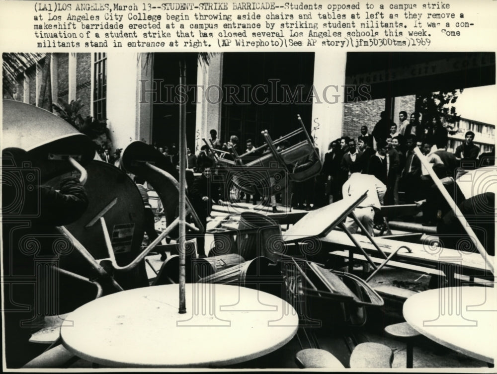 1969 Press Photo Students opposed to a campus strike at Los Angeles City College- Historic Images