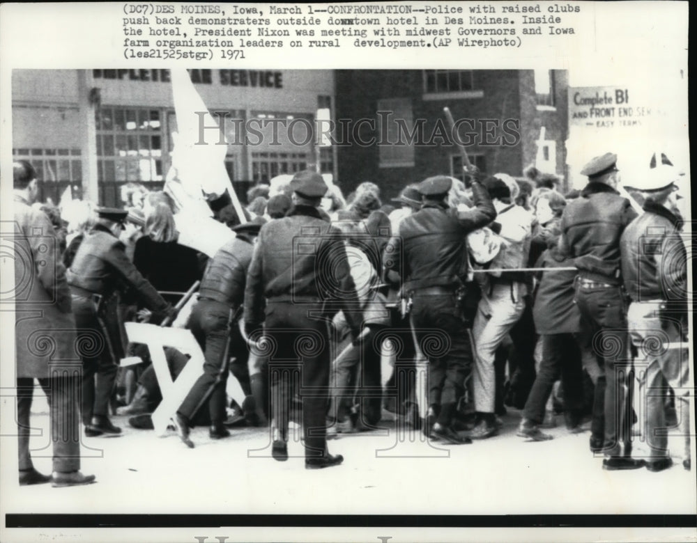 1971 Press Photo Police pushed back activists outside hotel where Pres Nixon was - Historic Images