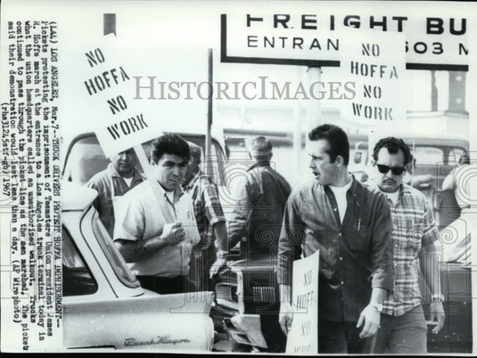 1967 Press Photo Los Angeles Truck Drivers Demonstrate Unauthorized Walkout - Historic Images