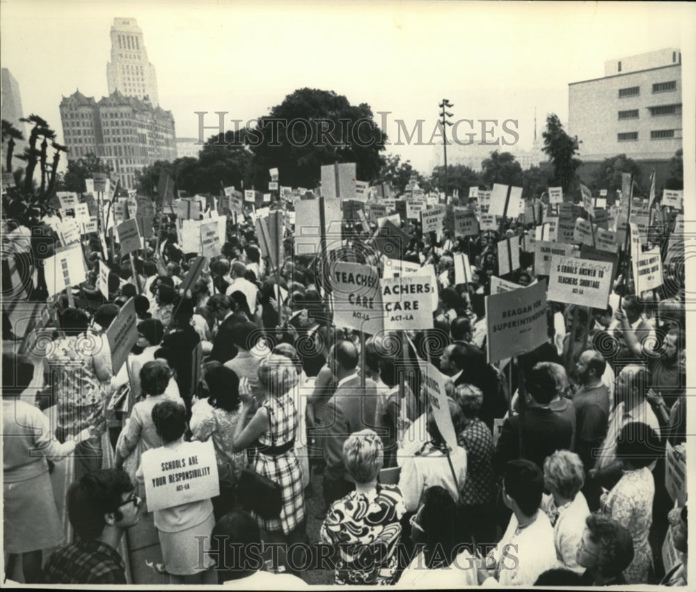 1969 Press Photo Los Angeles School Teachers Crowded Civic Center to Protest - Historic Images