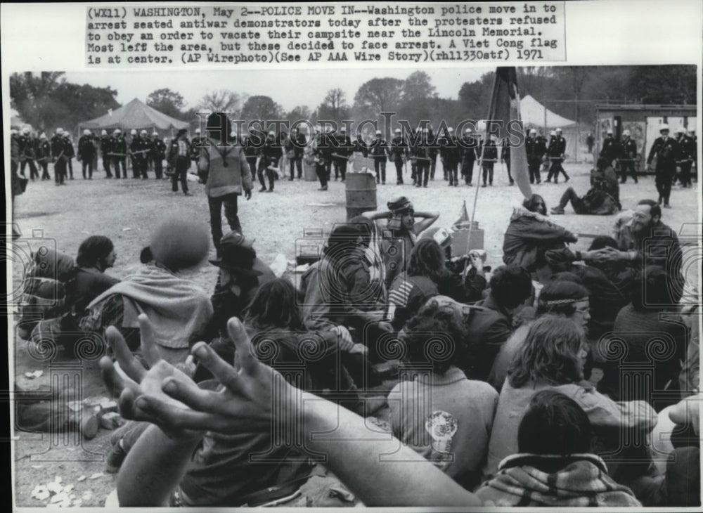 1971 Press Photo Washington Police Arrest Antiwar Protesters at Lincoln Memorial - Historic Images