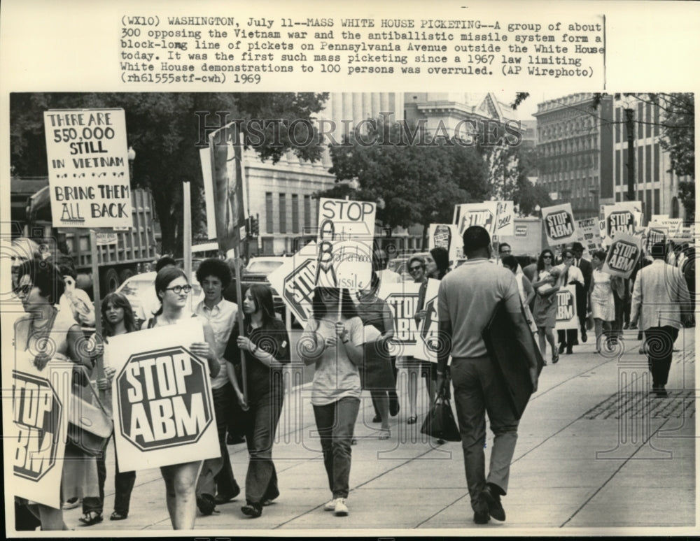 1969 Press Photo About 300 demonstrators picketing outside the White House - Historic Images