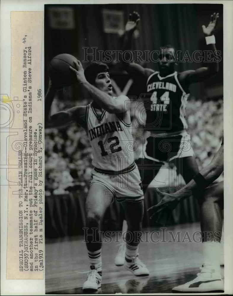 1986 Press Photo Clinton Ransey, w/ teammate and Steve Alford in Syracuse - Historic Images