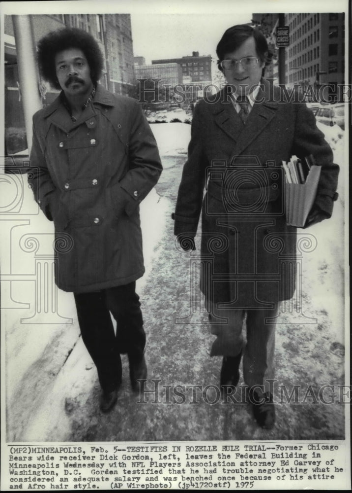 1975 Press Photo Dick Gordon, Ed Carvey, leave Federal Building in Minneapolis - Historic Images