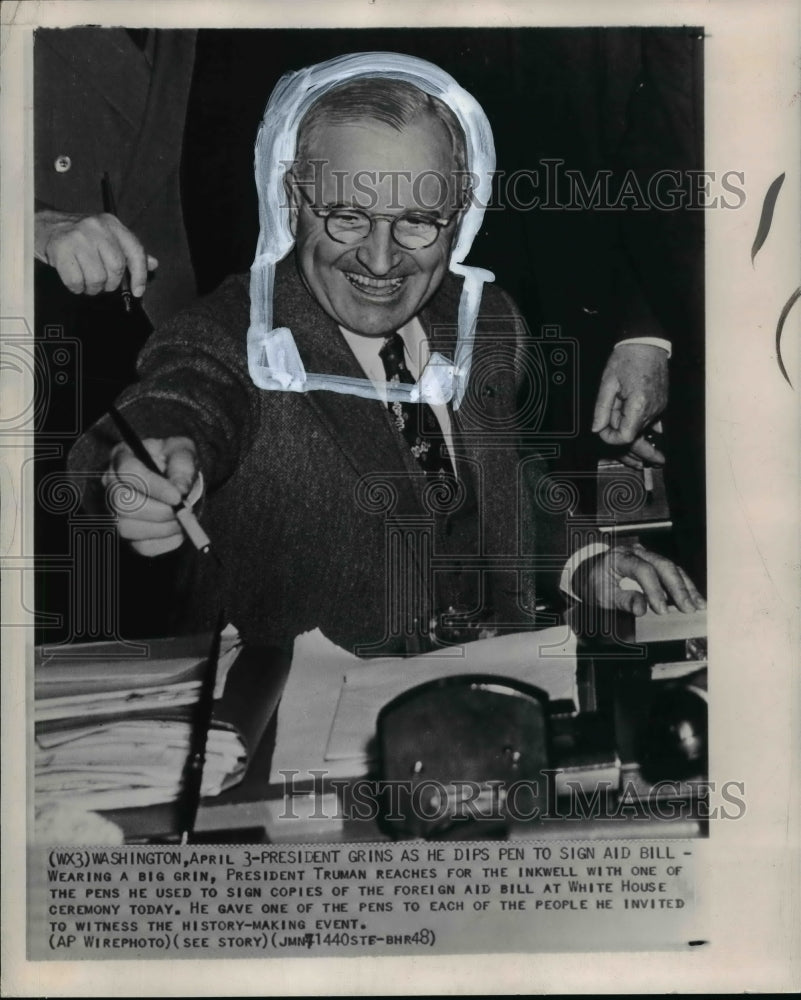 1948 Press Photo President Truman reaches for the inkwell with one of the pens - Historic Images