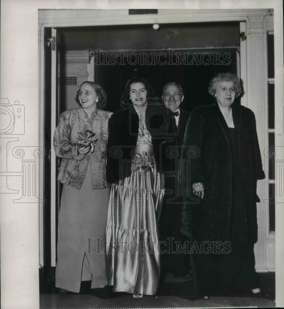 1947 Pres &amp; Mrs Truman w/ daughter Margaret on her 23rd birthday - Historic Images