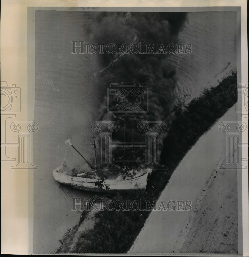 1961 Press Photo Shrimp boat driven around by hurricane Carla, burns- Freeport - Historic Images