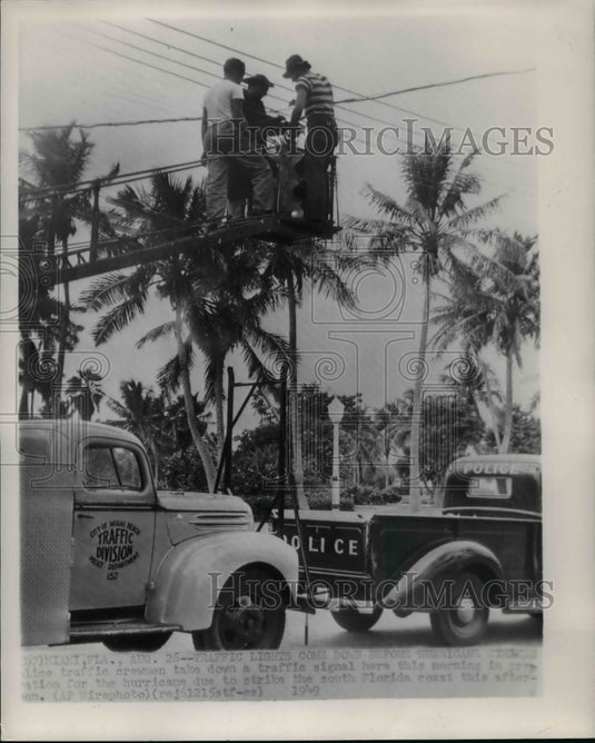 1949 Press Photo Crewmen prepare for hurricane due to strike  Florida coast - Historic Images