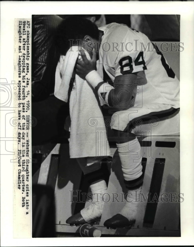 1990 Press Photo Webster Slaughter cries into a towel after third quarter - Historic Images