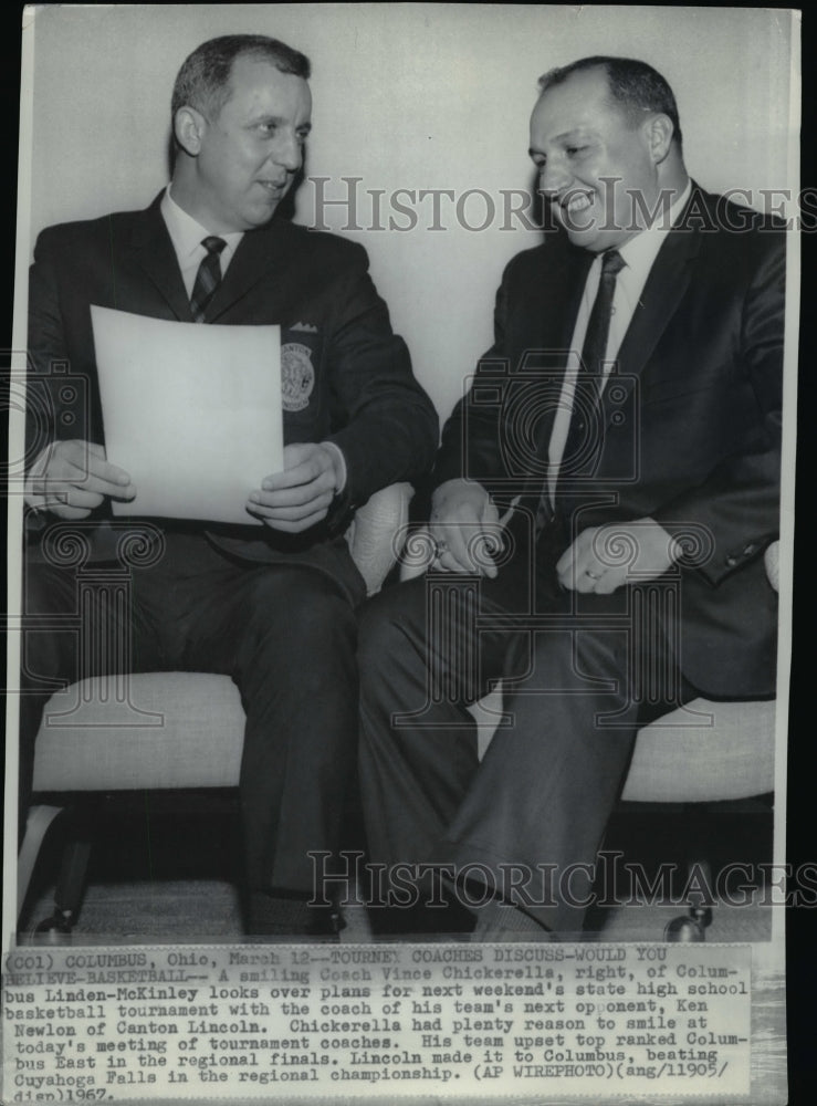 1967 Press Photo Vince Chickerelle, Basketball Coach Confers with Ken Newlon-Historic Images