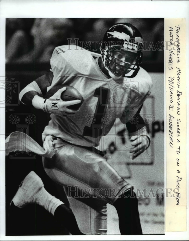 Press Photo Thunderbolts Marvin Bowman scores a TD on a pass - cvw20501- Historic Images