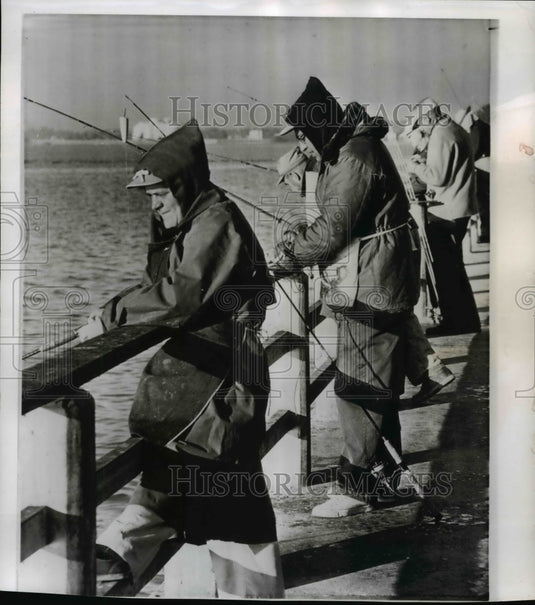 1961 Press Photo Avid fishermen casting off MacArthur Causeway Bridge, Miami - Historic Images