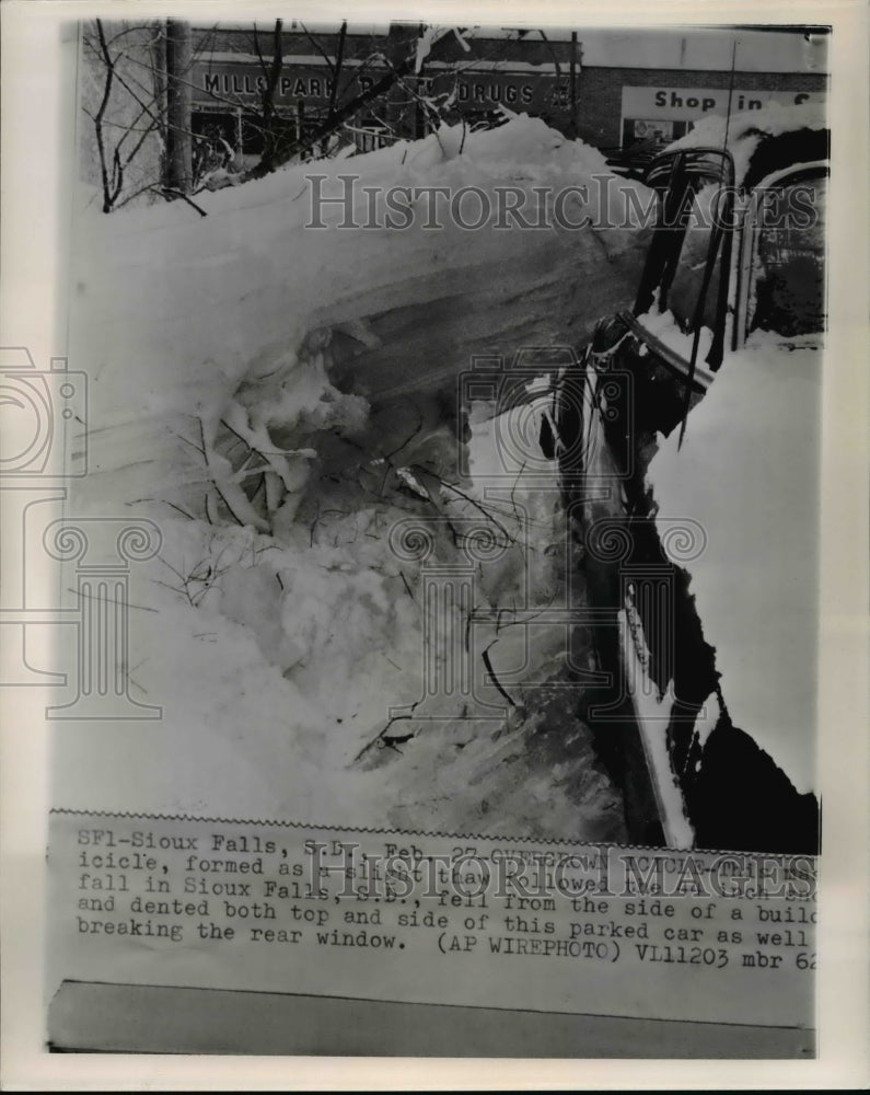 1962 Press Photo Icicle drops on car after 14 in of snow fell on Sioux Falls, SD - Historic Images