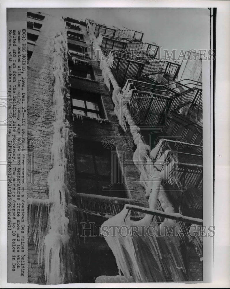 1961 Press Photo Fire escape on a downtown Des Moines building covered in snow - Historic Images