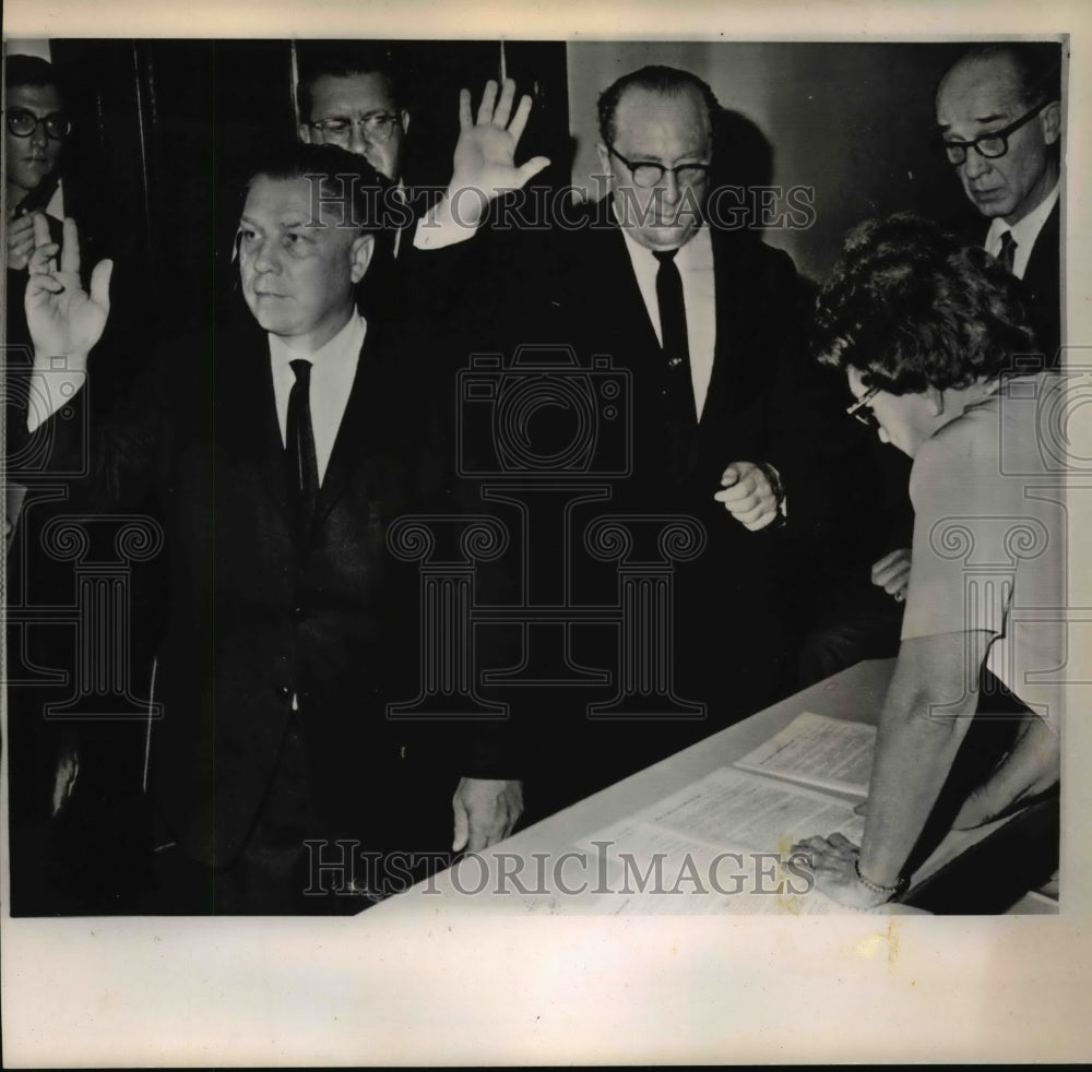 1964 Press Photo Teamsters Union officials James Hoffa & Zach Strate make bond-Historic Images