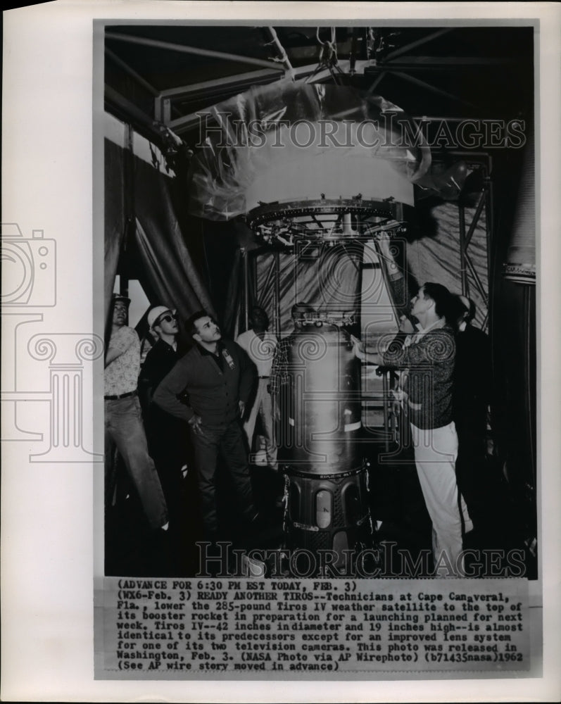 1962 Press Photo Technicians at Cape Canaveral lowers Tiros IV weather satellite - Historic Images