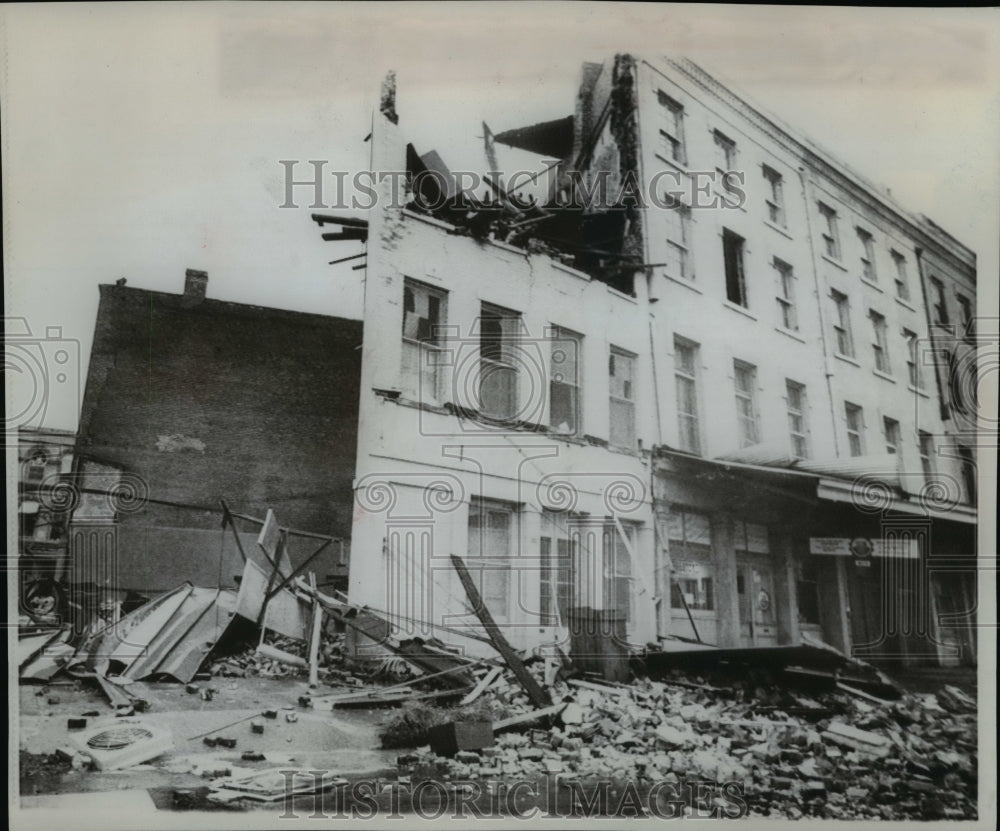 1965 Press Photo Building in downtown New Orleans destroyed by hurricane Betsy - Historic Images