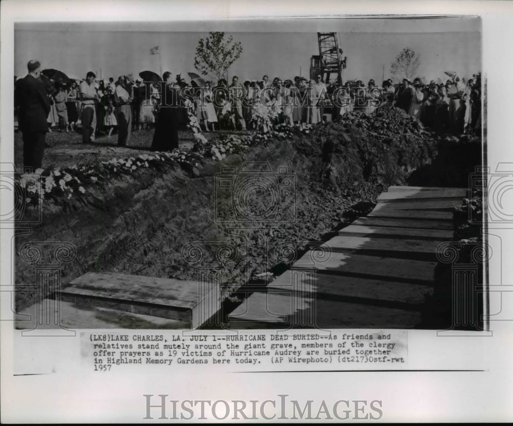 1957 Press Photo Victims of the hurricane were laid to rest at Highland Memory - Historic Images