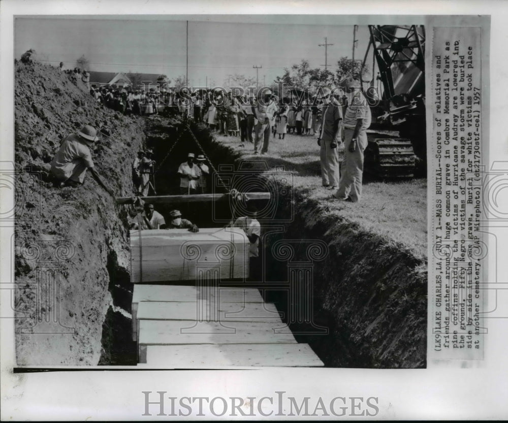 1957 Press Photo Mass Burial for Hurricane Audrey Victims in Louisiana-Historic Images