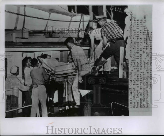 1957 Press Photo Rescue Operations after Hurricane Audrey Hits Louisiana - Historic Images