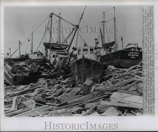 1954 Press Photo Julian K., Lois & J. Henry Smith damaged after hurricane Carol- Historic Images