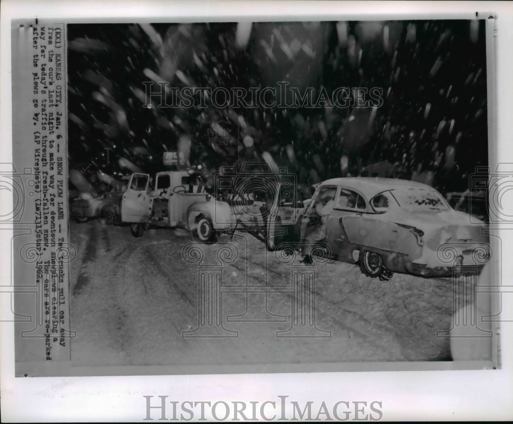 1962 Press Photo Cars making way for Snow Plows making through downtown, Kansas - Historic Images