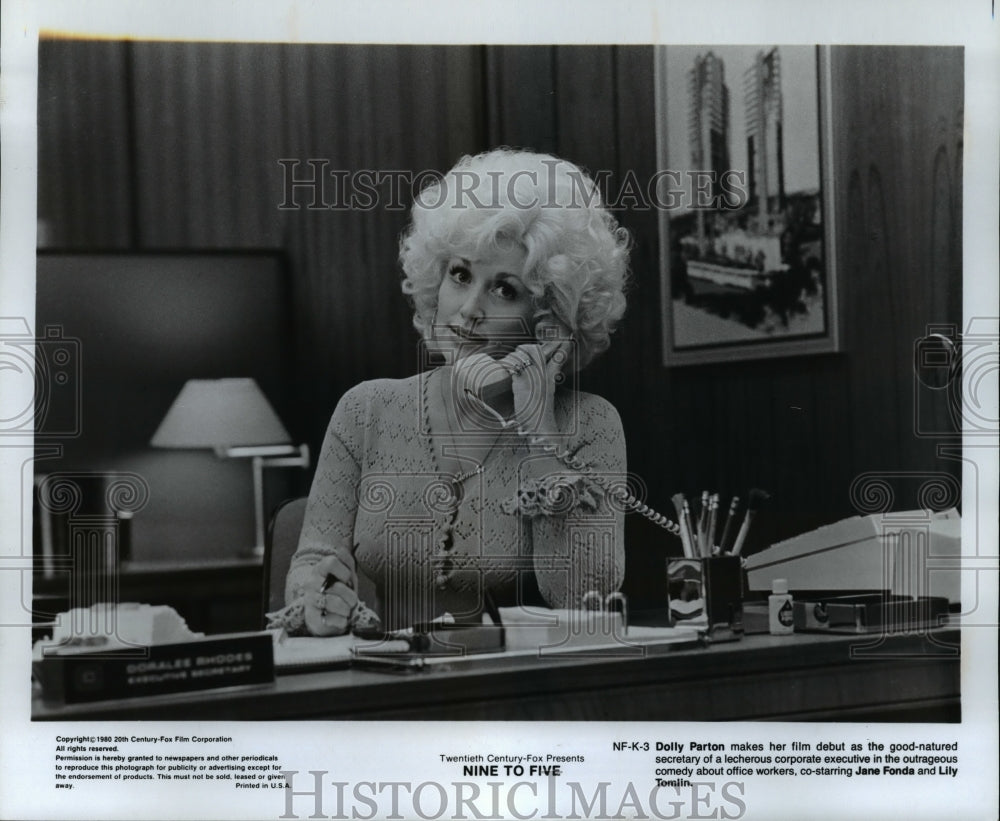 1981 Press Photo Dolly Parton Star in Nine to Five Movie with Jane Fonda- Historic Images