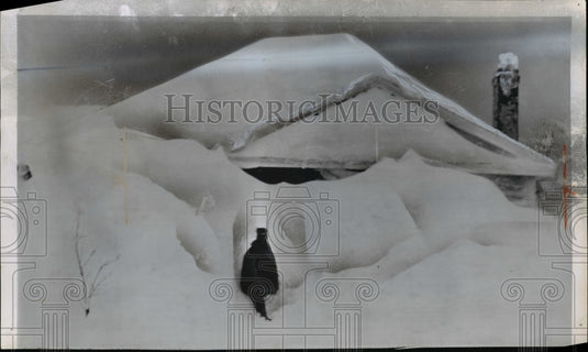 1960 Press Photo Marjorie Gillet Gets Out of her Snow Buried House - cvw20931-Historic Images