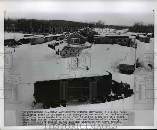 1958 Press Photo Hundreds gather at Brandywine restaurant waiting for airlift - Historic Images