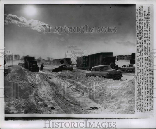1958 Press Photo Stalled trucks & cars at Shirley Highway after 17 inch snowfall - Historic Images