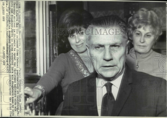 1971 Press Photo Former Union leader Hoffa is escorted home by wife and daughter - Historic Images
