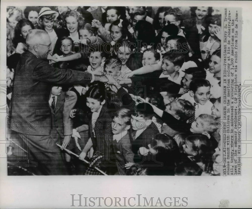 1947 Press Photo President Harry S. Truman w/ children at Rio de Janeiro, Brazil - Historic Images