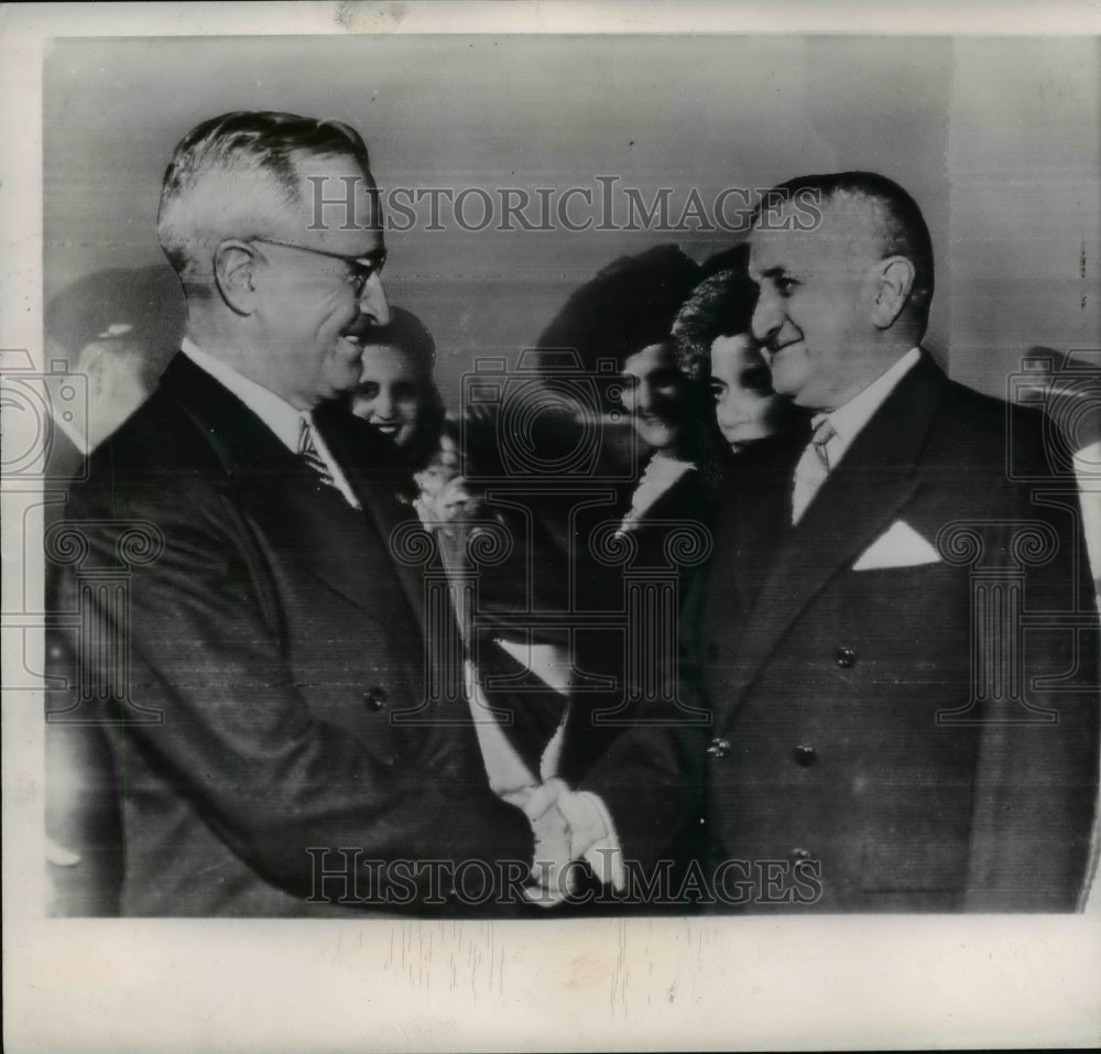 1947 Press Photo Pres. Harry Truman gets handshake from Pres. Eurico G. Dutra-Historic Images