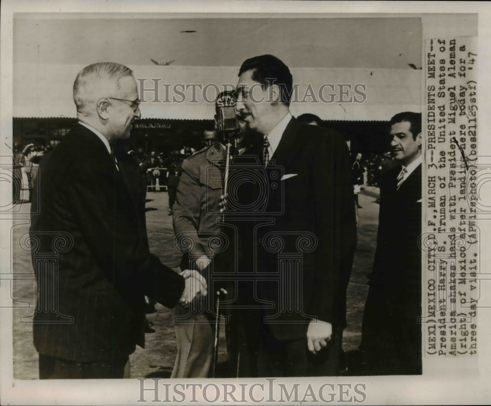 1947 Press Photo Pres. Harry Truman shakes hands with Pres. Miguel Aleman - Historic Images