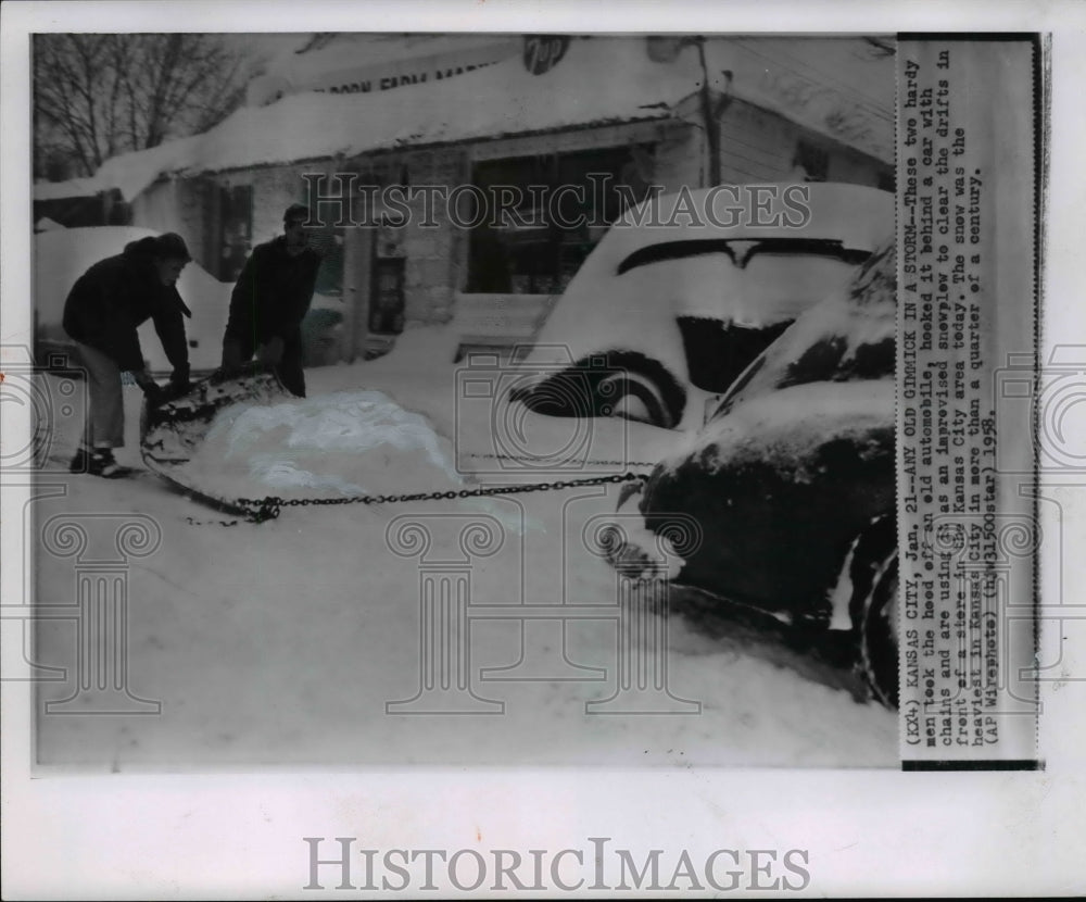 1958 Press Photo Two hardy men took hood off, hooked in a car to clear drifts - Historic Images