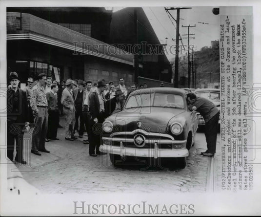 1952 Press Photo United Steelworkers Union picket -Jones & Laugh Steel Corp - Historic Images