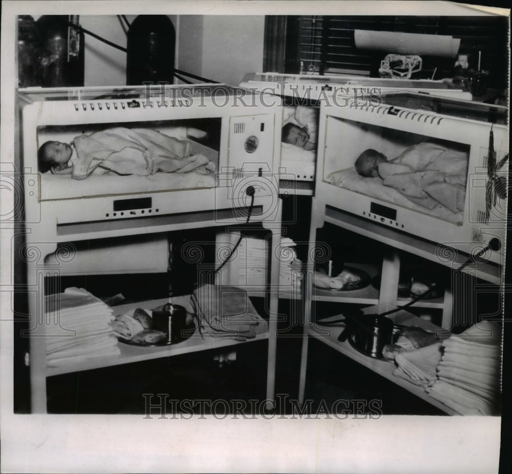 1946 Press Photo Three of the quadruplets born to Mrs. Charles L. Henn - Historic Images